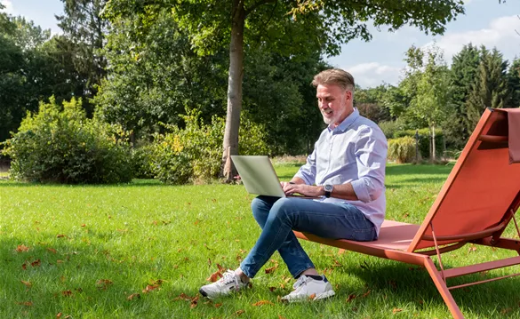 Gartenambiente - Mann mit Laptop